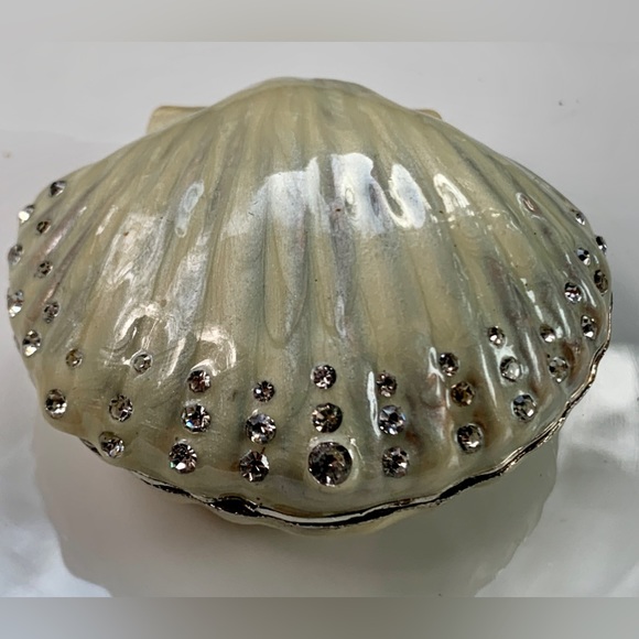 Vintage Footed Pearl Enameled Metal Magnetic Clasp Clamshell Ring Coin Box - Picture 3 of 16